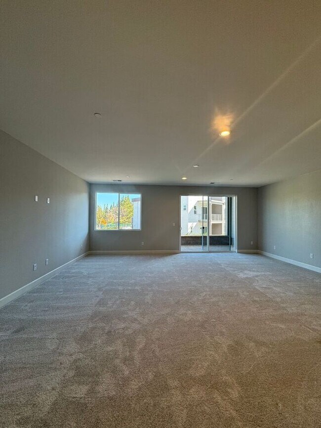 Building Photo - 1521 Golf Club Dr