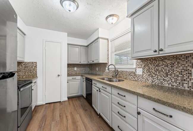 Building Photo - 2808 Pinewood Dr