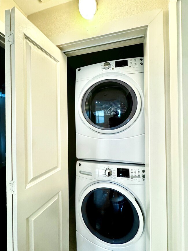 Building Photo - 1035 Louise St