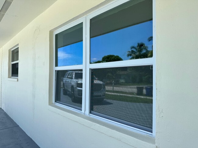 Building Photo - 4051 NE 4th Ave