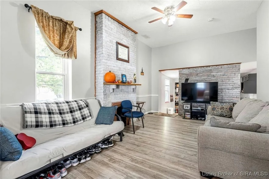 living room - 531 E Chestnut St