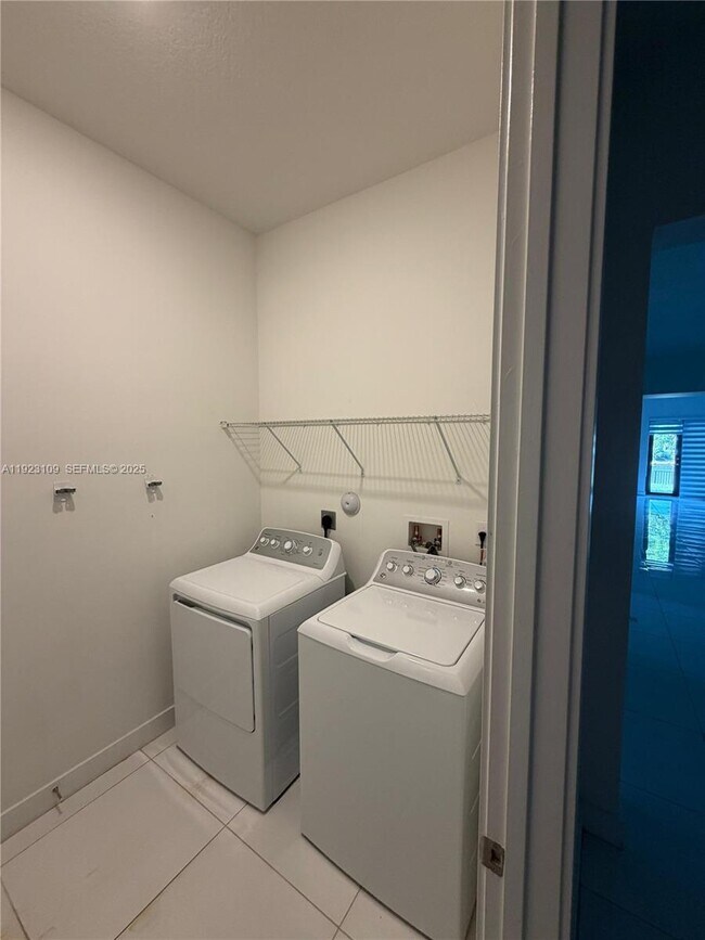 Building Photo - 4398 SW 173rd Ave