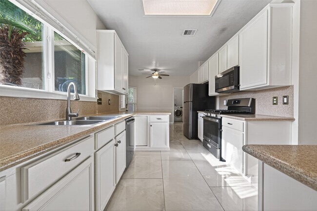 Building Photo - 6710 Creek Village Dr