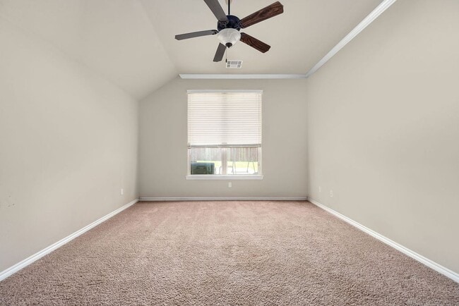 Building Photo - Charming home in Montague + 3 bedrooms + 3 car garage