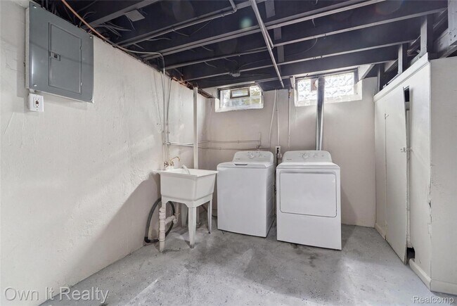 Building Photo - 24985 Mabray Ave