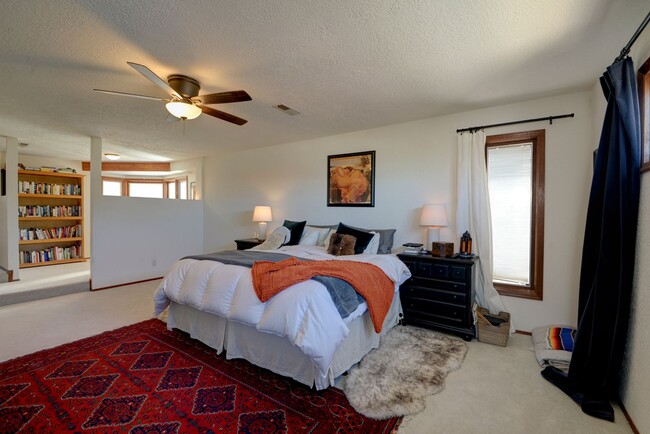Building Photo - Stunning 4-Bedroom Albuquerque Foothill Ho...