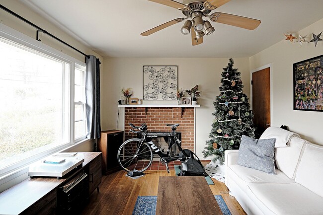 Building Photo - Pet-Friendly Fry's Spring Rental Near UVA
