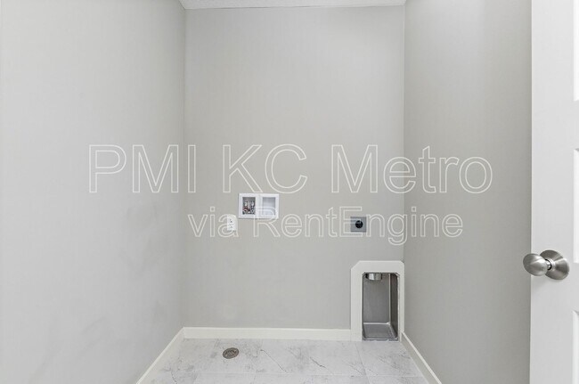 Building Photo - 15708 Canterbury St