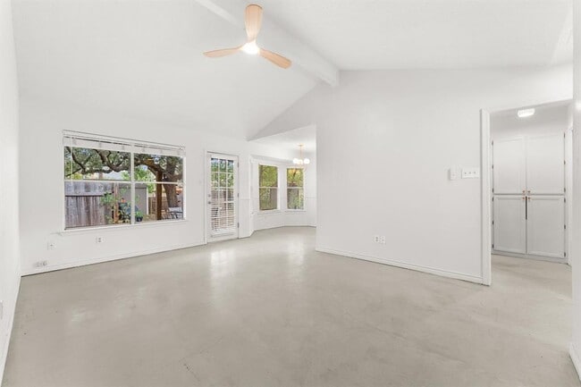 Building Photo - 5413 Duval St