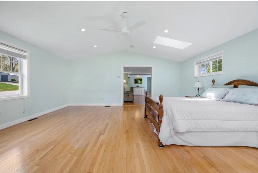Master bed - 10 Fontaine St