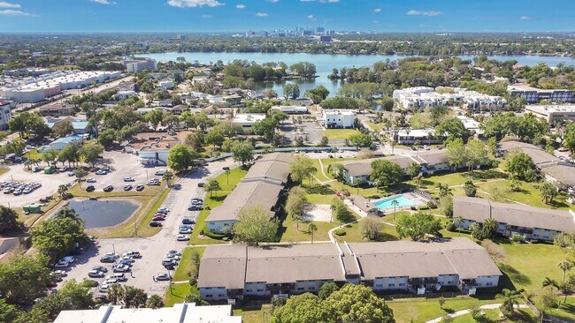 Building Photo - 1ST MONTH RENT FREE 2 Bed 1 Bath 2nd Floor Unit With Balcony In Desirable Area Winter Park Sectio...