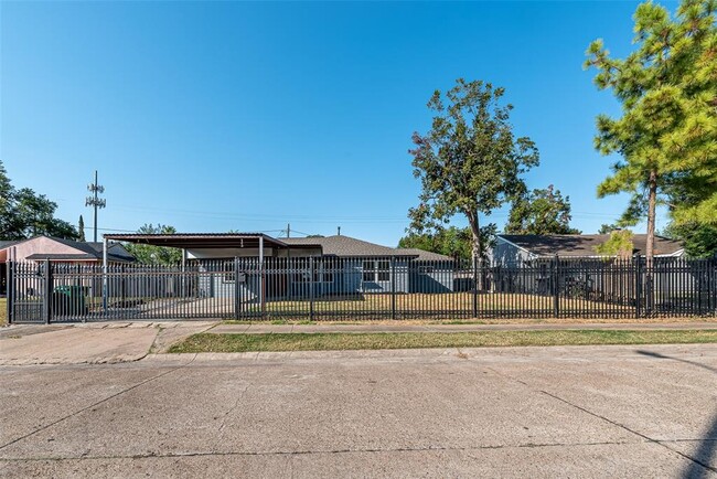 Building Photo - 8658 Sonneville Dr