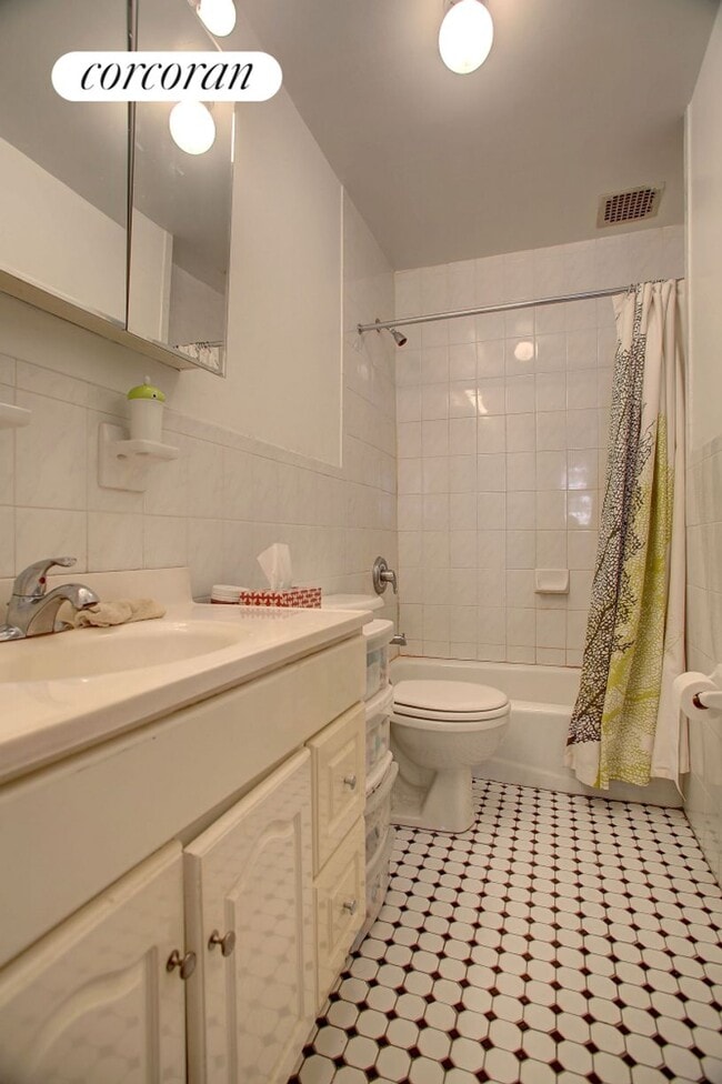 Building Photo - 55 W 75th St