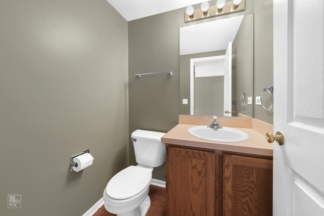 Building Photo - Elgin Two Bedroom with Loft and Two Car Garage