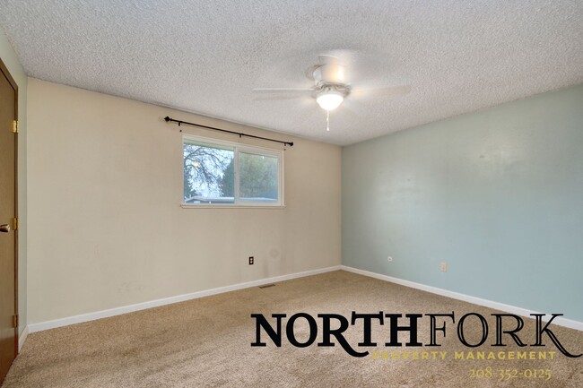 Building Photo - Conveniently located Nampa home, central t...