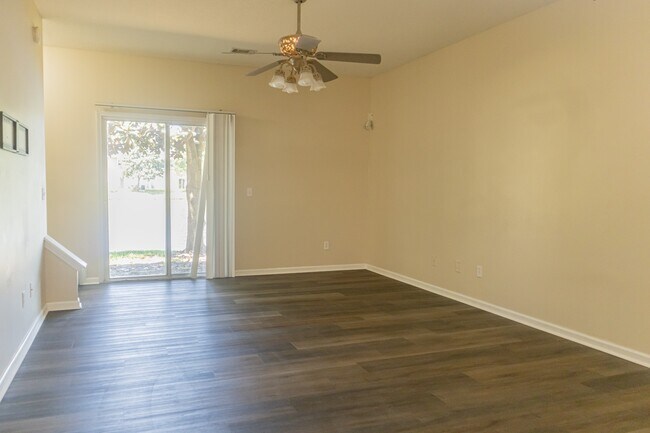 Building Photo - 762 Scrub Jay Dr