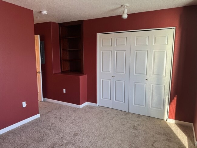 Building Photo - Stylish 2br/2.5ba Townhome with garage and AC in great Beaverton location