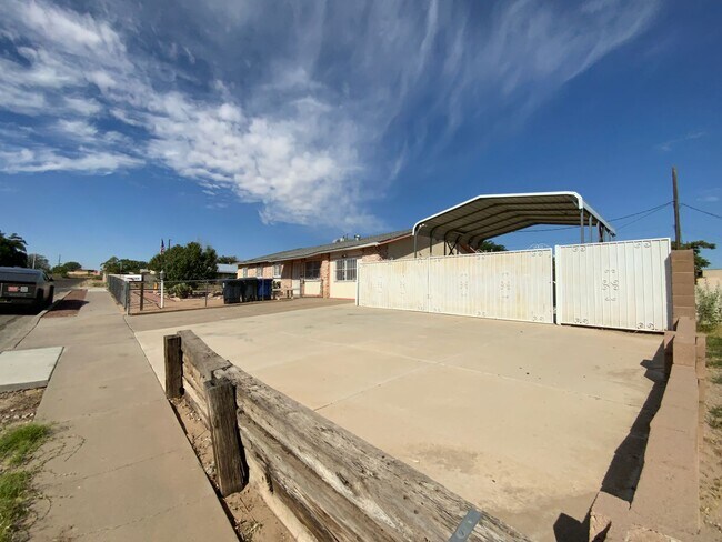 Building Photo - 3 Bedroom Single Story Home Available Near...