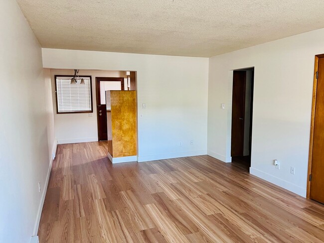 Building Photo - Classy 1950's full of vintage charm...2 be...