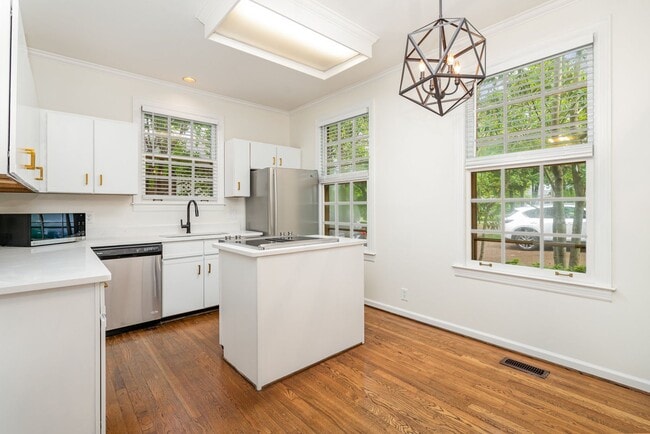 Building Photo - Newly Renovated 2-Bedroom Townhome in the Heart of Green Hills