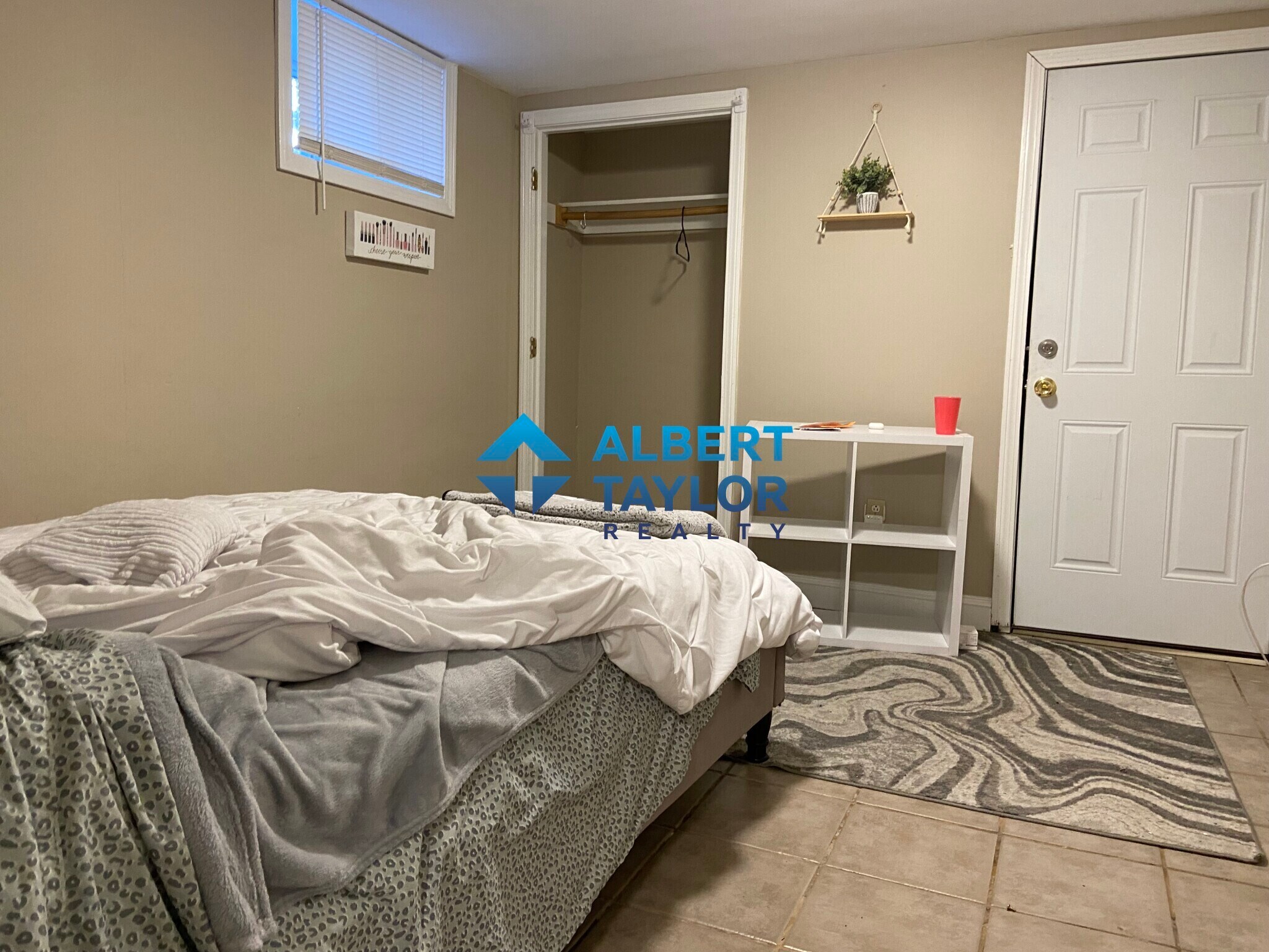 Building Photo - 8 Sunset St