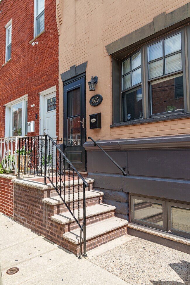 Building Photo - 2523 S Rosewood St