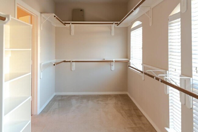 Building Photo - 1507 Shady Villa Manner