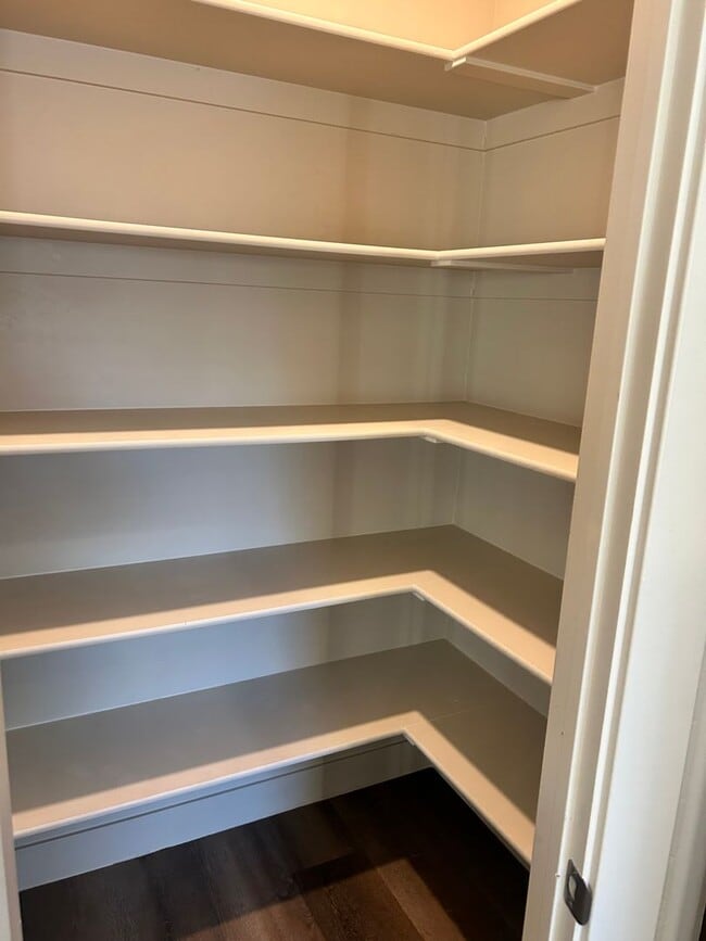 Building Photo - BEAUTIFUL TOWNHOME!