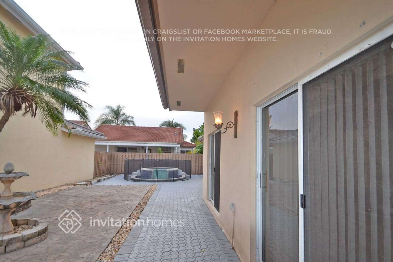 Building Photo - 9280 SW 154th Ct