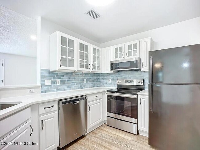 Building Photo - 13715 Richmond Park Dr N
