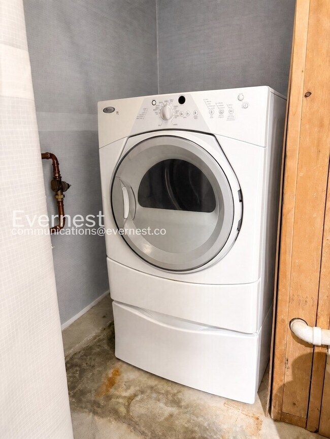 Building Photo - 2 Bed/2 Bath Town Home with Modern Amenities / Vouchers Accepted / Available Now!