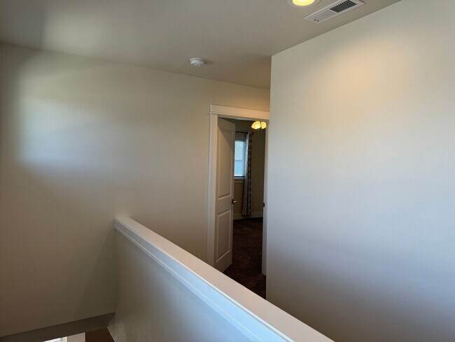 Building Photo - Newer 3 bedroom, 2.5 bath duplex in desirable neighborhood!