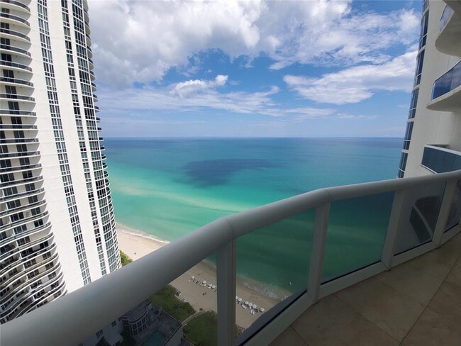 Building Photo - 15901 Collins Ave