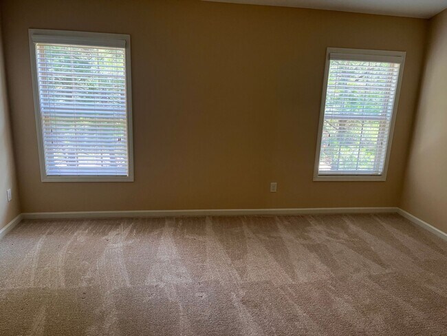 Building Photo - Lovely 3 Bedroom Townhouse in Raleigh!!