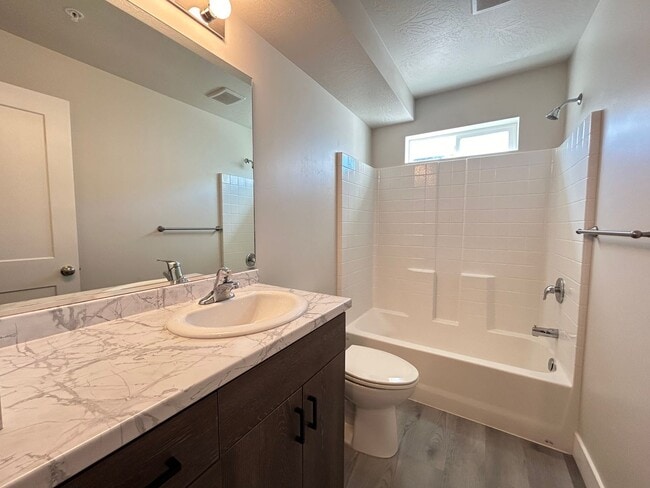 Building Photo - Price reduced!! Fresh and Clean!! 3 bed 2 bath!!