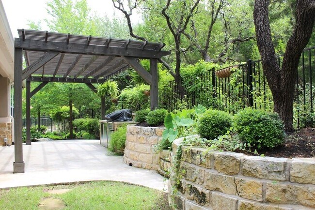 Building Photo - 9308 Villa Norte Dr