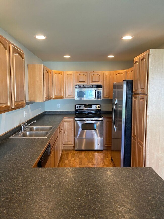 Building Photo - Spacious End Unit Condo