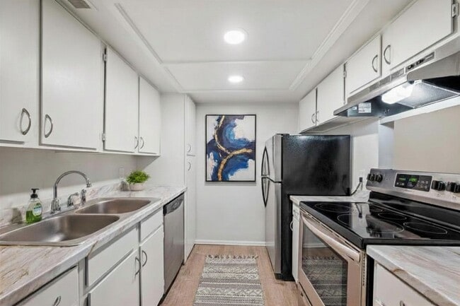 Building Photo - Updated 1 Bed Condo | Reserved Parking, Covered Patio & Fireplace