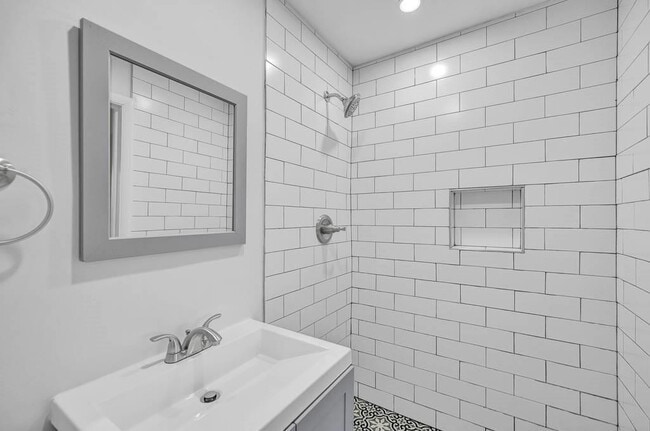 Building Photo - 916 NE 18th St