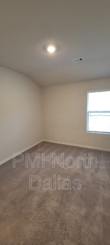 Building Photo - 2633 Oneida Ln