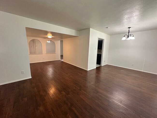 Building Photo - Move-In Ready in Plano