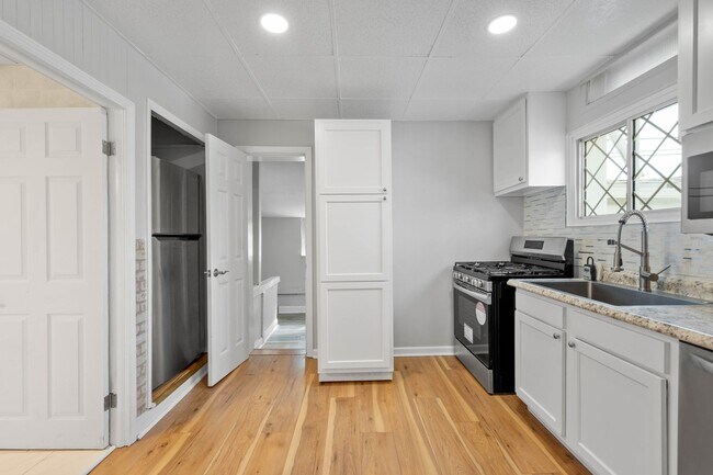 Building Photo - Beautiful 1 bedroom home with BONUS room in Natrona Heights available April 1!