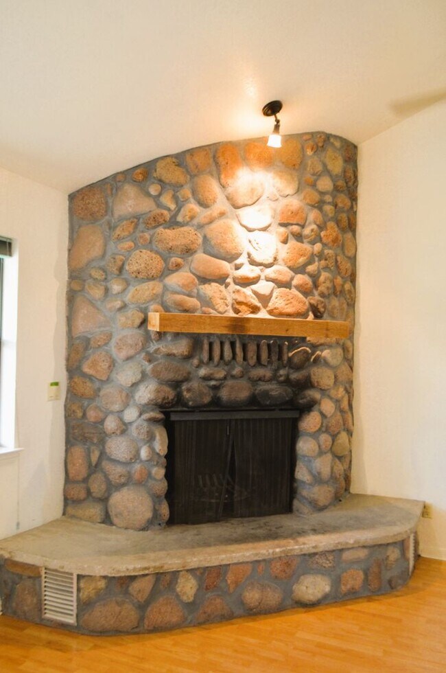 Building Photo - Country setting... on 2.69 acres!