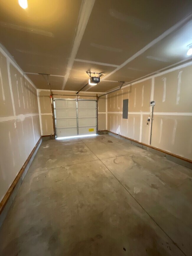 Building Photo - 822 SE Maui Ln