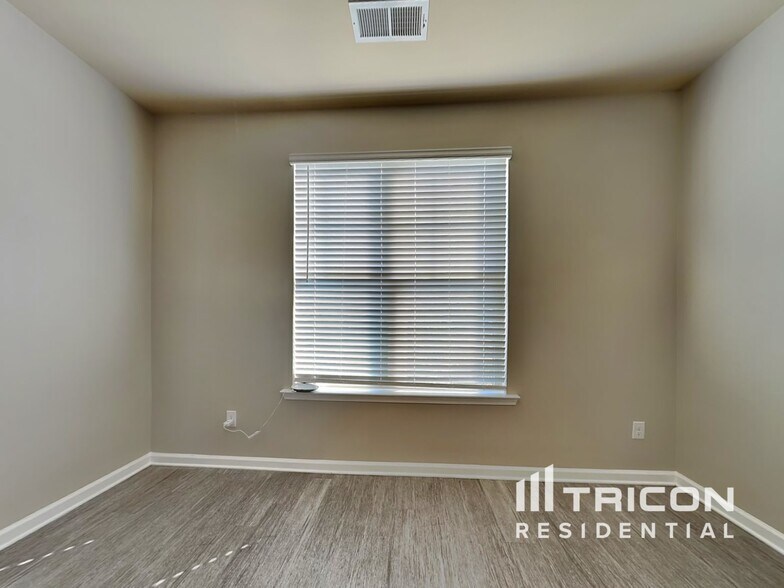 Building Photo - 3015 Button Cir