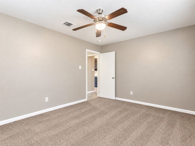 Building Photo - 4223 Oak Shadows Dr