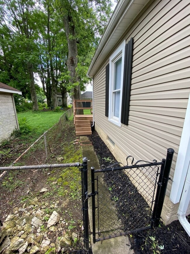 Building Photo - 2 Bedroom House Basement & Garage - Fenced...