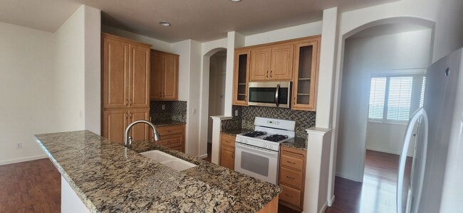 Building Photo - 4 Bedroom 2 Bathroom Home in Elk Grove