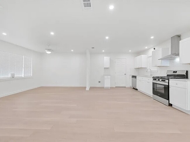 Building Photo - 1110 3rd St