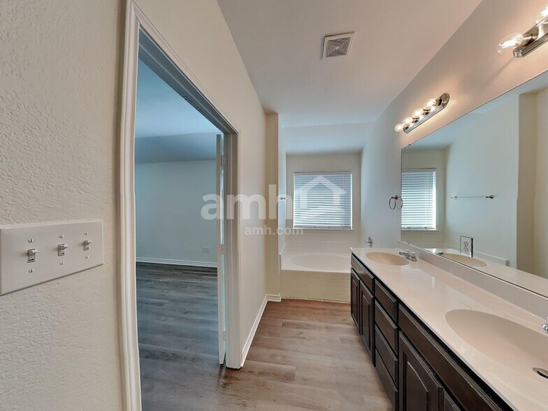 Building Photo - 429 Brookhollow Ln